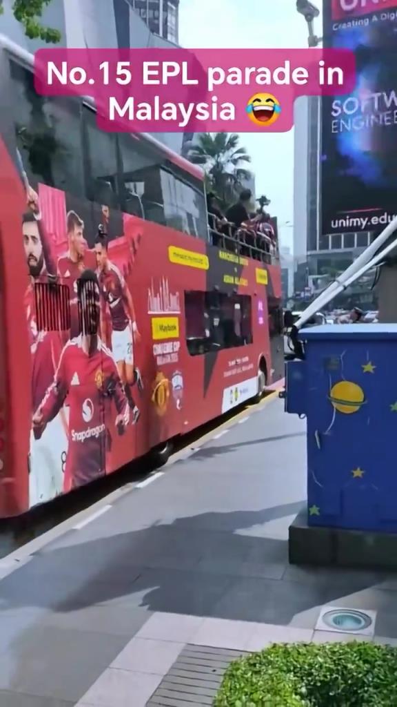 游街示众？曼联在马来西亚街头大巴游行，球迷笑喷